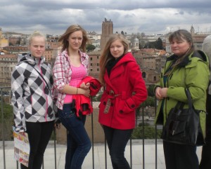 Sandra, Helen, Riin ja õpetaja Ene Itaalia parlamendihoone katusel linnaga tutvumas
