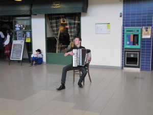 Markus Brandbergi keskuses esinemas
