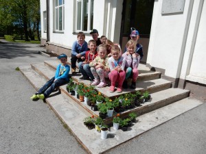 Õpilased taimedega koolitrepil.