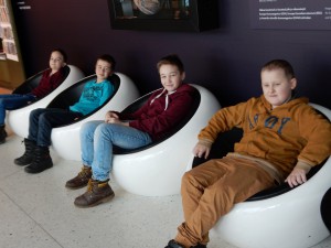 Poisid teletornis programmijuhti ootamas