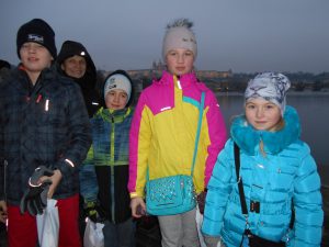 meie kooli õpilased Erik Ulm, Sandra Uustalu, Karolin Tiik, Otto-Valmar Õunas õpetaja Pille Raudsepaga ajaloolisel Karli sillal