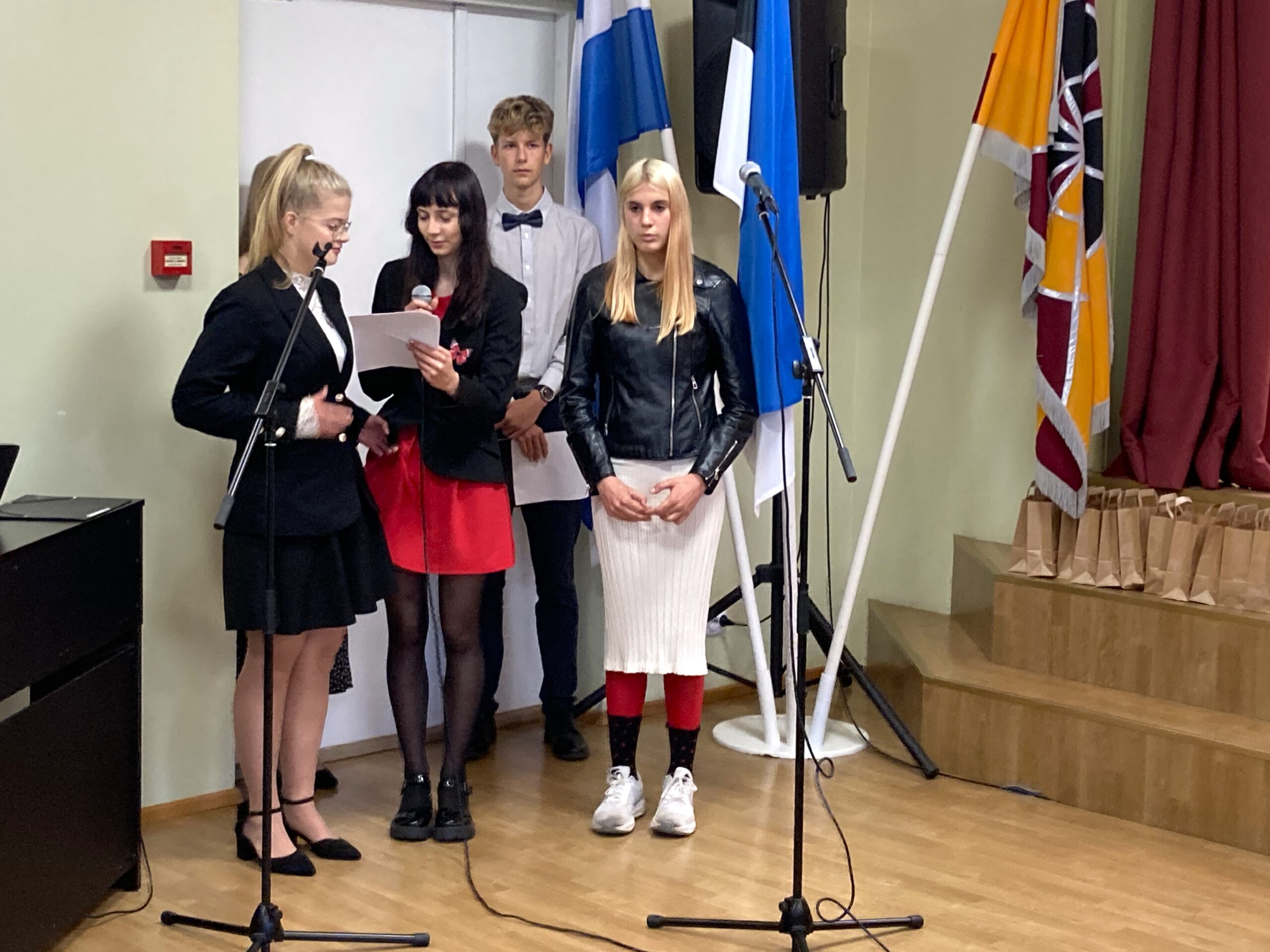 Üheksandikud võtsid õpetajate päeval üle õpetajate rolli